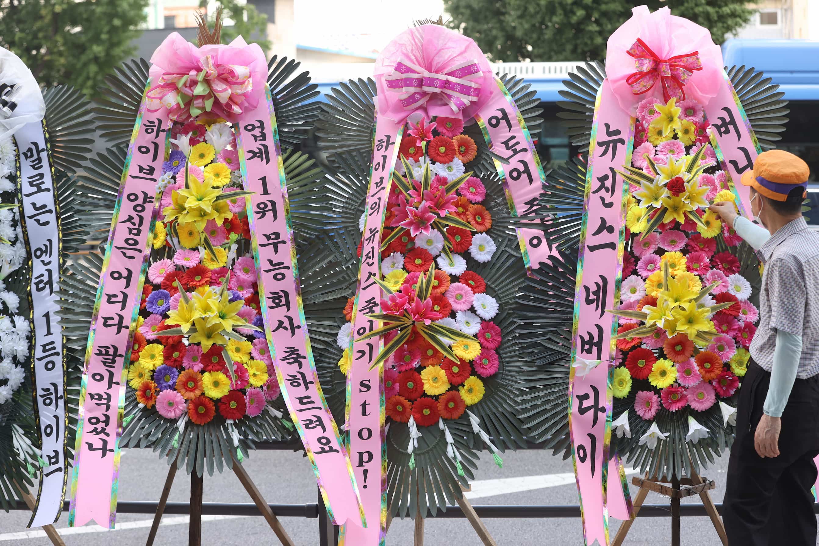 뉴진스 긴급 기자회견, “민희진 대표 돌려내”