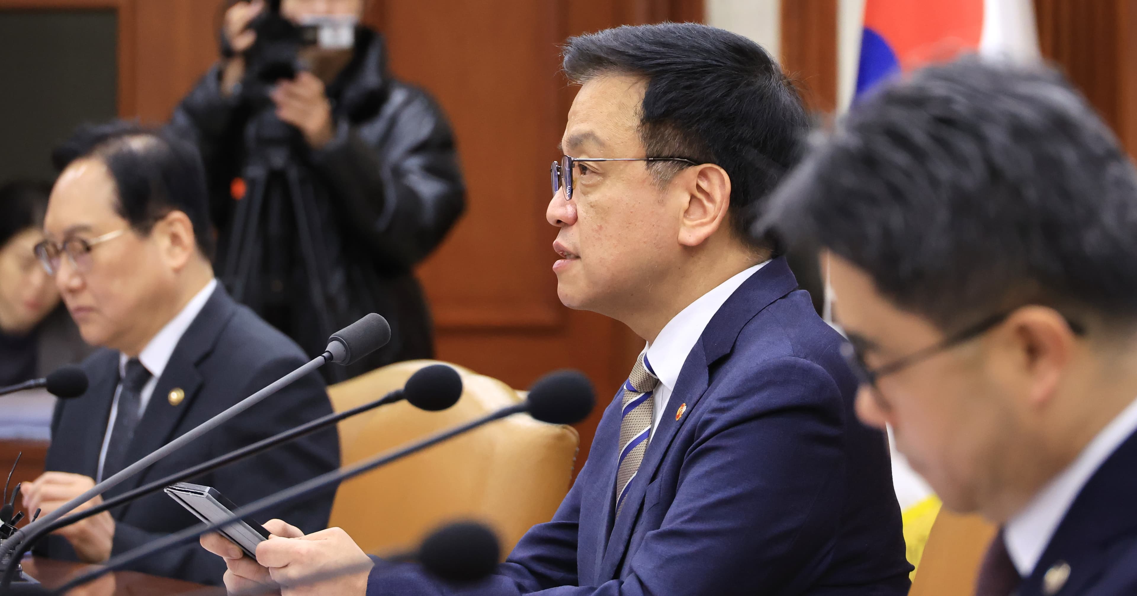 추경안 12조 원 규모 전망, 규모 더 키워야 한다?