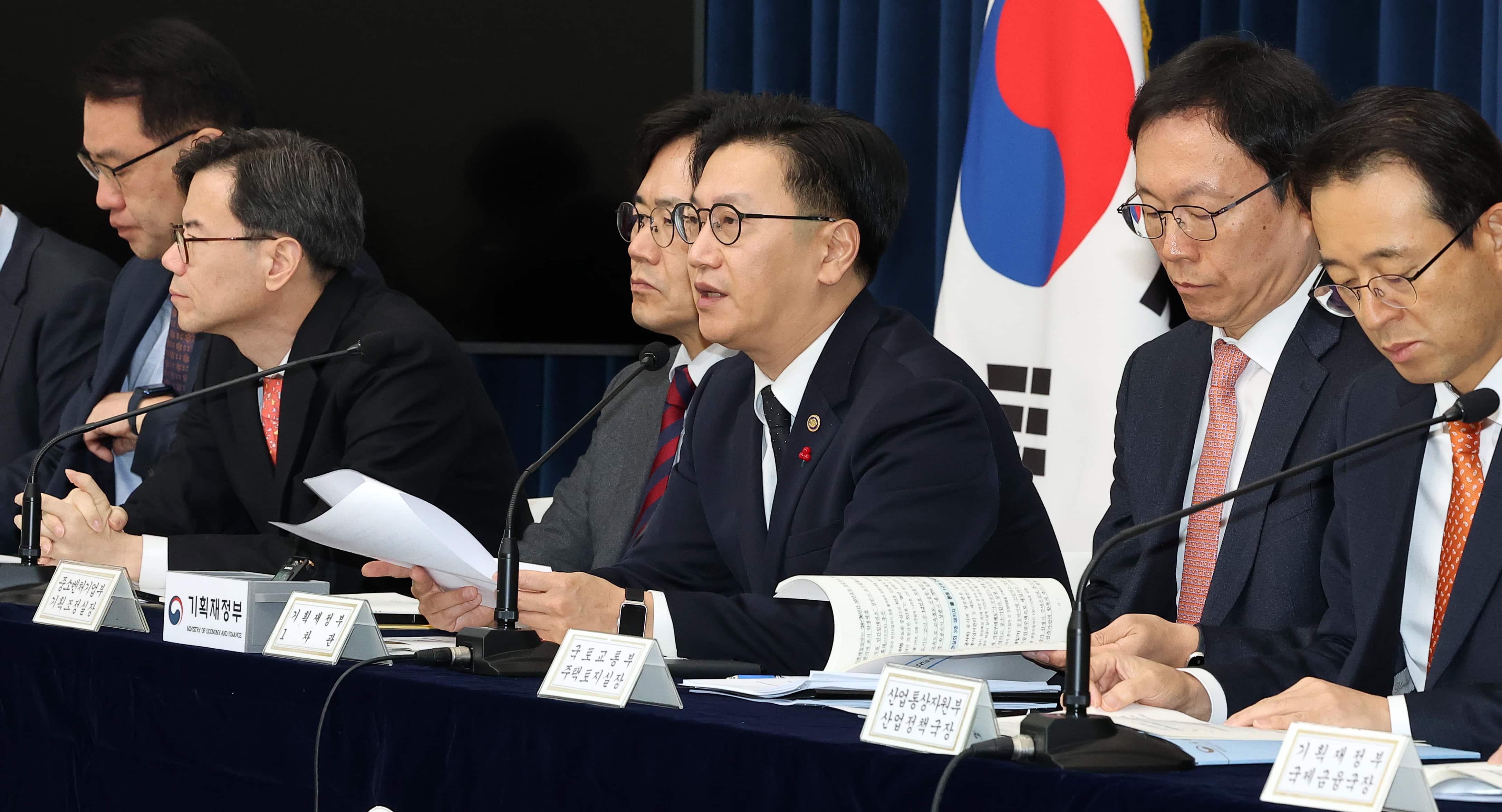 암울한 올해 경제 전망, 정부의 해결책은?