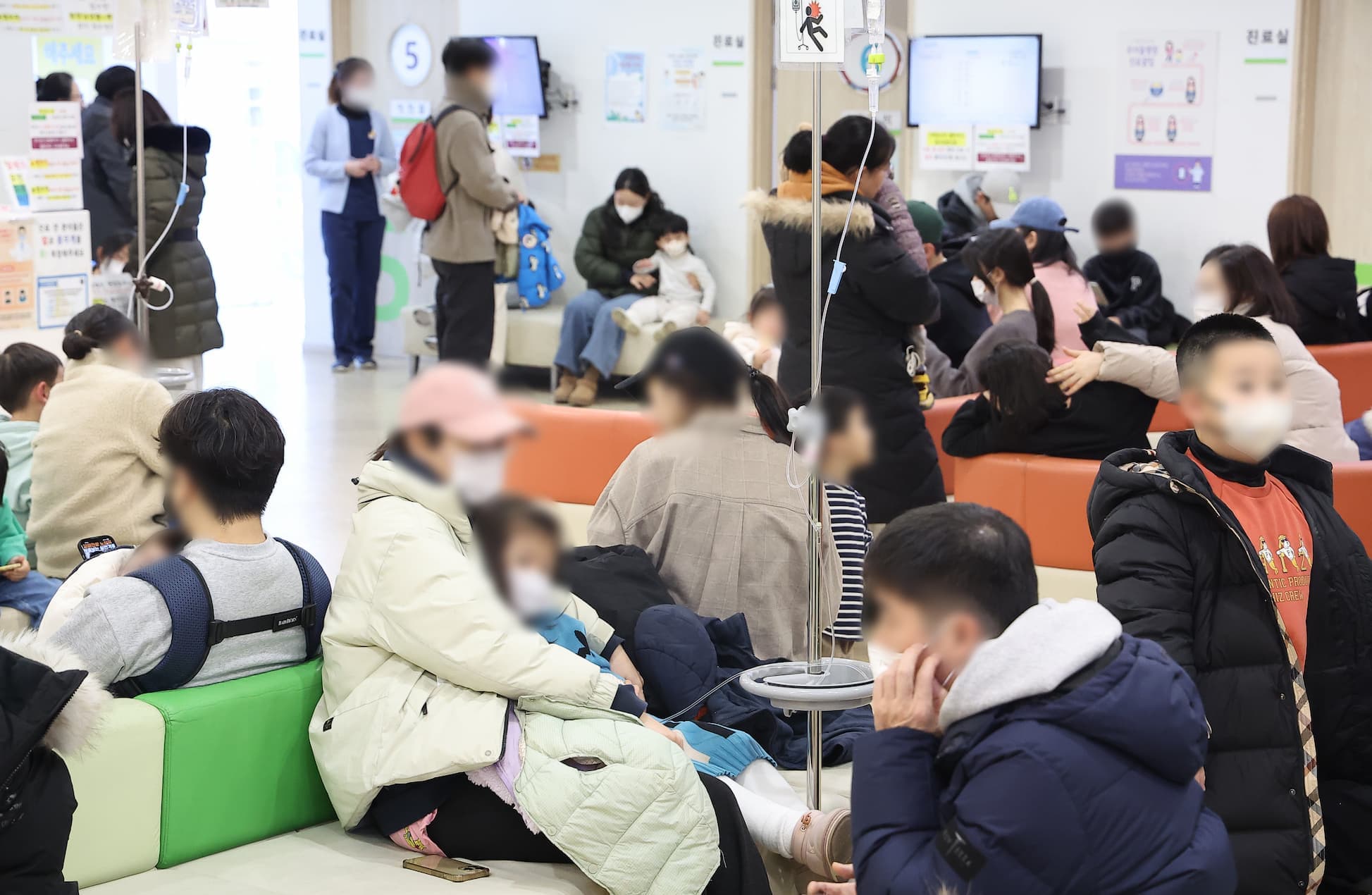 기승부리는 감염병, 백신주만 방긋