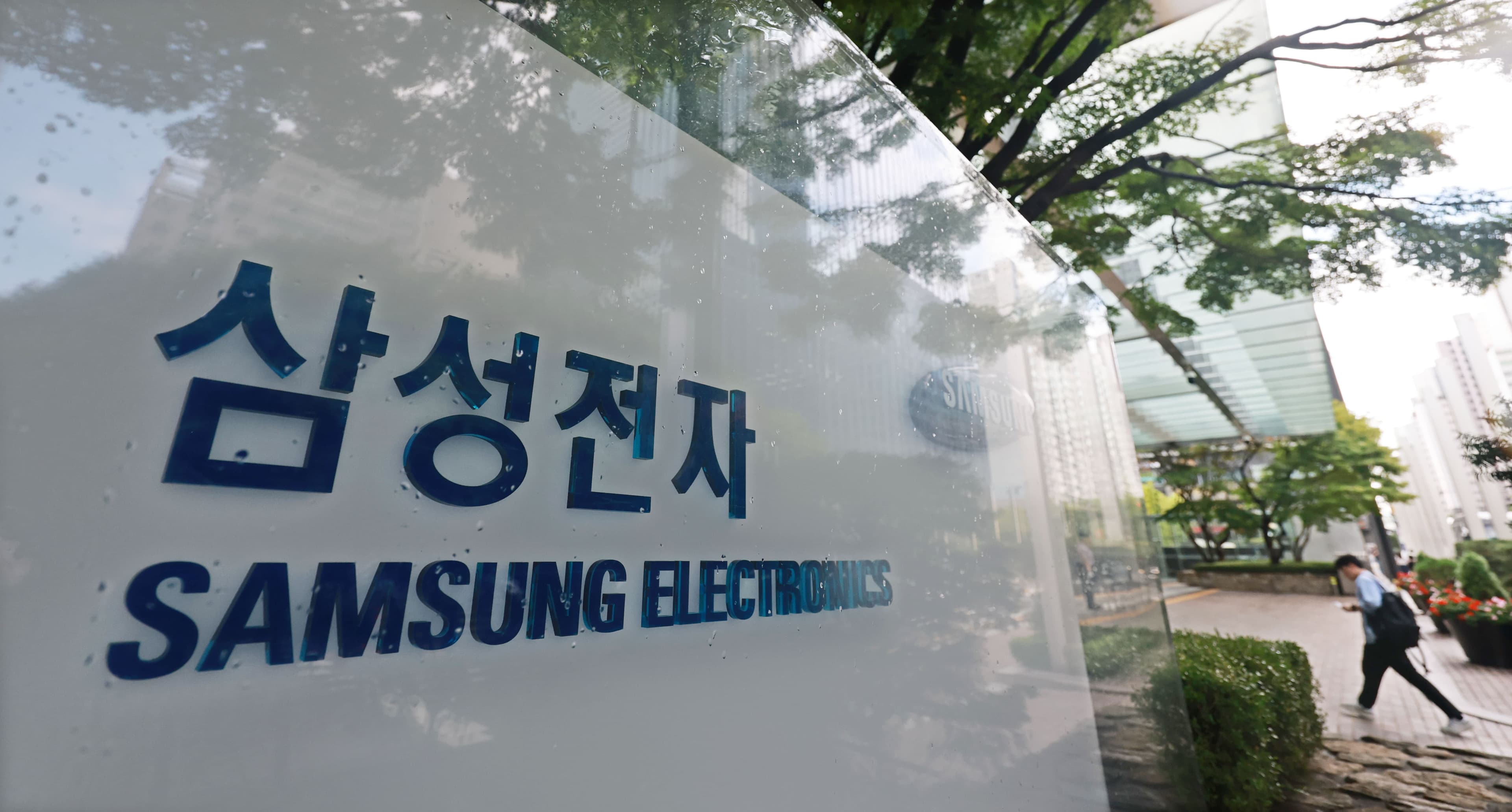 만점 성적표 들고온 삼성전자, 그런데 주가는 와르르?