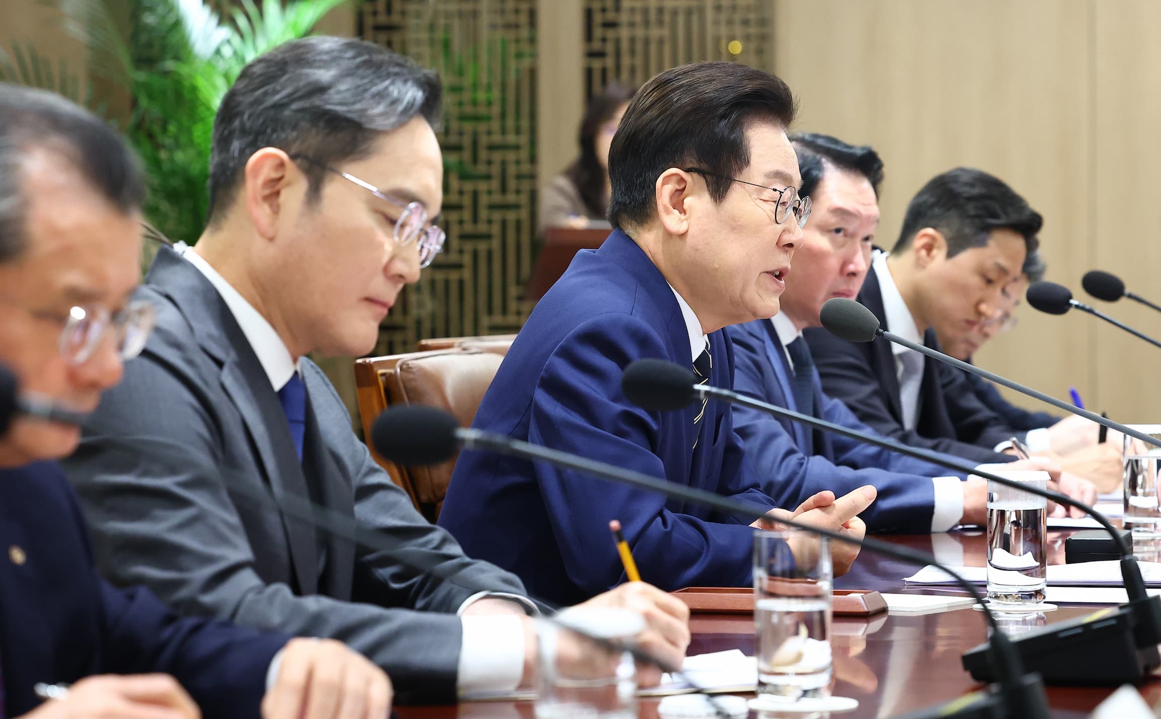 800조 원 투자 약속한 대기업들, 국내 투자 늘린다