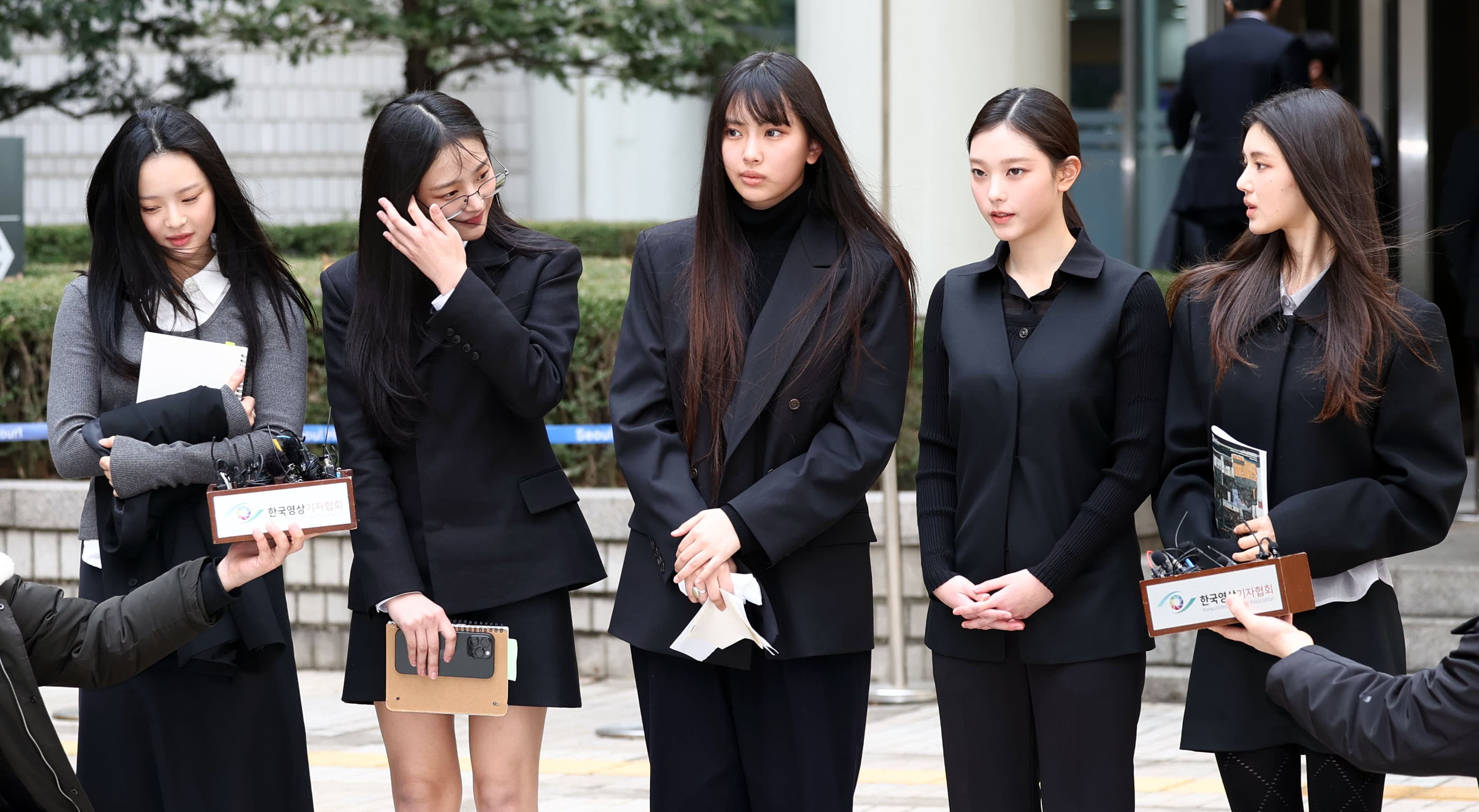 뉴진스, 활동 잠정 중단 썸네일 이미지