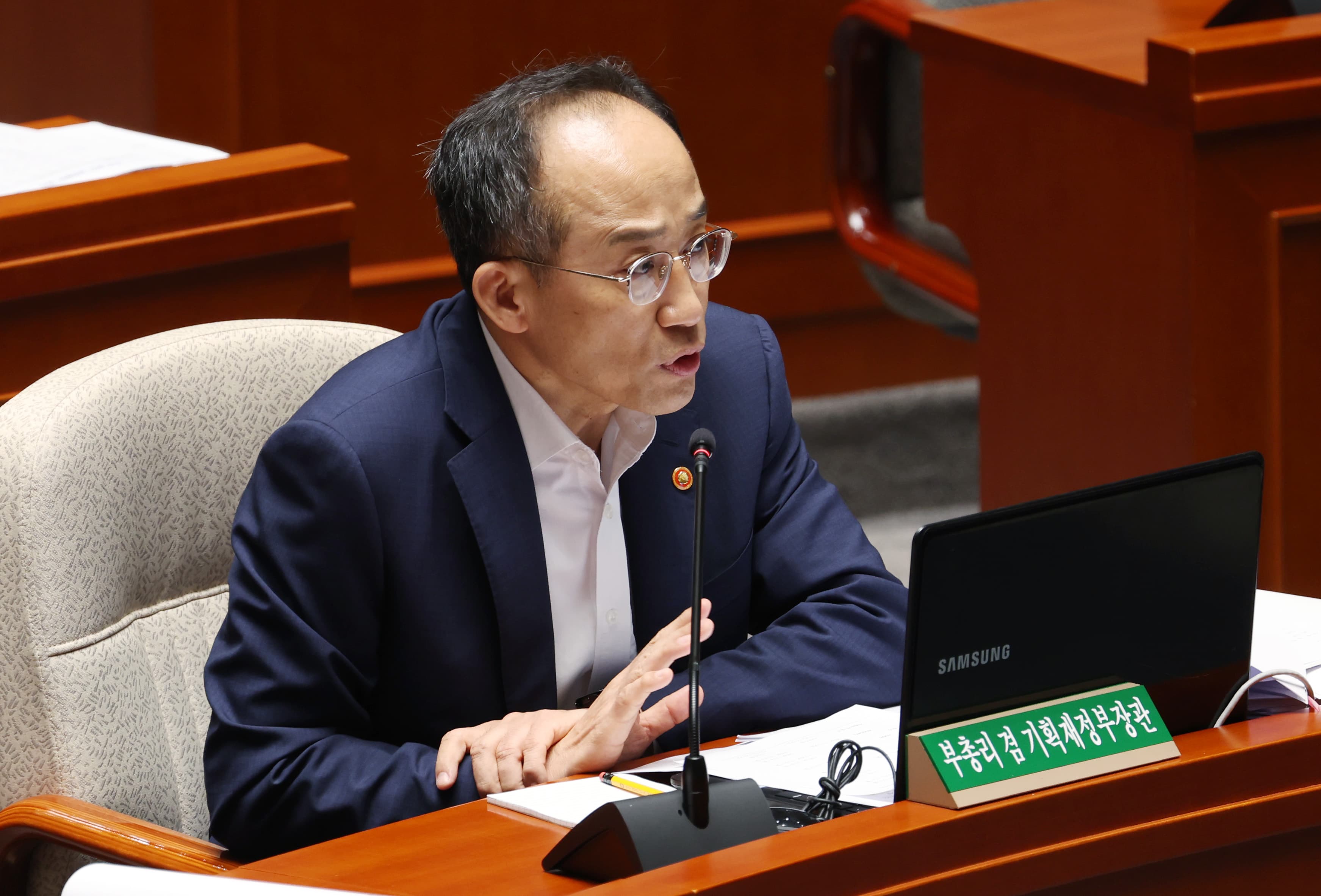 커지는 정부 세수 펑크, 여유 기금으로 때운다